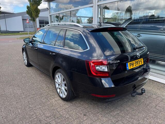 Skoda OCTAVIA Combi 1.0 TSI Greentech Style Business | 2e eigenaar | Automaat | Panoramadak | Cruise control | Navigatie | Airco | Trekhaak | ParkPilot | APK tot 06-07-2026 | NAP |