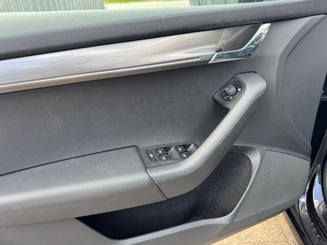 Skoda OCTAVIA Combi 1.0 TSI Greentech Style Business | 2e eigenaar | Automaat | Panoramadak | Cruise control | Navigatie | Airco | Trekhaak | ParkPilot | APK tot 06-07-2026 | NAP |