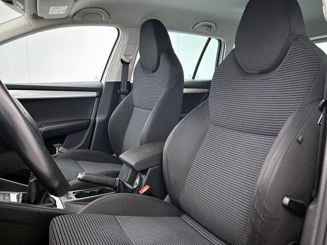 Skoda OCTAVIA Combi 2.0 TDI 150PK Greentech Style line / Navi / Cruise-ctr. / Park-assist / 18" Lmv / Trekhaak / Privacy glass / Canton audio / Apk juni-2026
