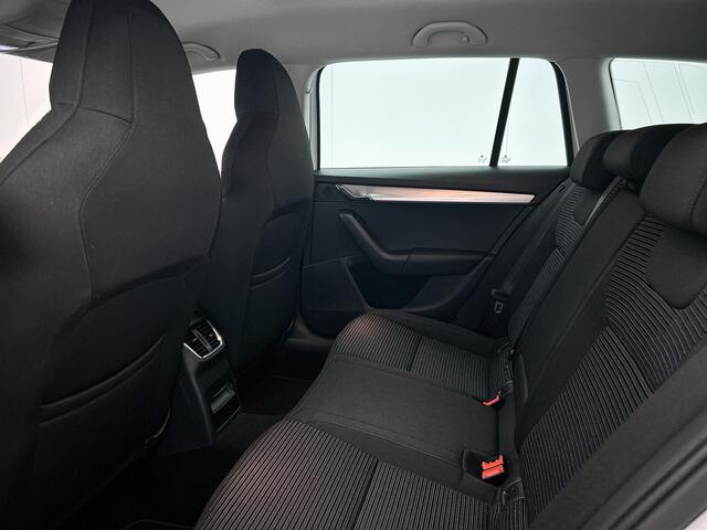 Skoda OCTAVIA Combi 2.0 TDI 150PK Greentech Style line / Navi / Cruise-ctr. / Park-assist / 18" Lmv / Trekhaak / Privacy glass / Canton audio / Apk juni-2026