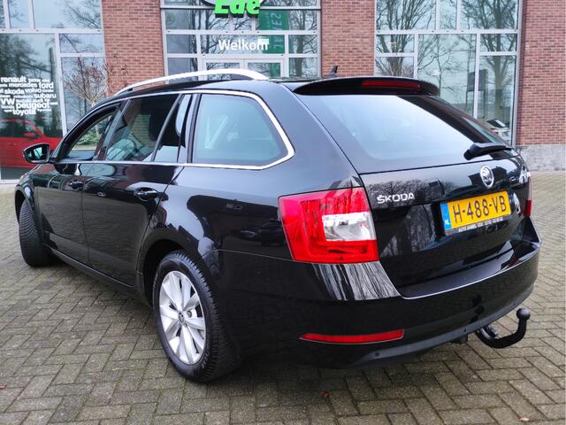 Skoda OCTAVIA Combi 1.5 TSI DSG Greentech Business Edition Afn.trekhaak - Stoelverwarming - Leder/Stof - Getinte ruiten - Chroompakket - Sportstuur