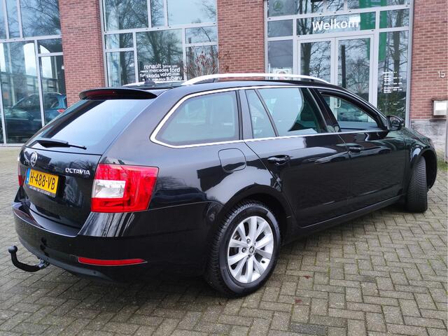 Skoda OCTAVIA Combi 1.5 TSI DSG Greentech Business Edition Afn.trekhaak - Stoelverwarming - Leder/Stof - Getinte ruiten - Chroompakket - Sportstuur