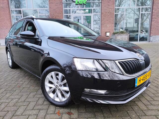 Skoda OCTAVIA Combi 1.5 TSI DSG Greentech Business Edition Afn.trekhaak - Stoelverwarming - Leder/Stof - Getinte ruiten - Chroompakket - Sportstuur