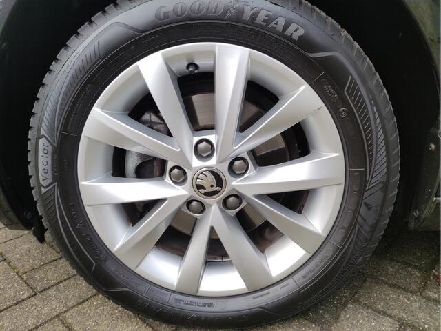 Skoda OCTAVIA Combi 1.5 TSI DSG Greentech Business Edition Afn.trekhaak - Stoelverwarming - Leder/Stof - Getinte ruiten - Chroompakket - Sportstuur