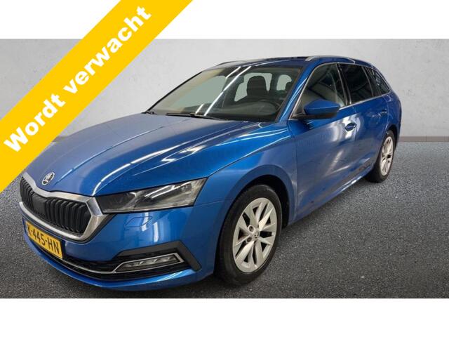 Skoda OCTAVIA Combi 1.5 TSI 150 pk First Edition Trekhaak Navi Led Matrix Stoelverwarming Adaptieve Cruise ACC Carplay PDC v+a Chroom Rails Extra Getint Glas NL Auto