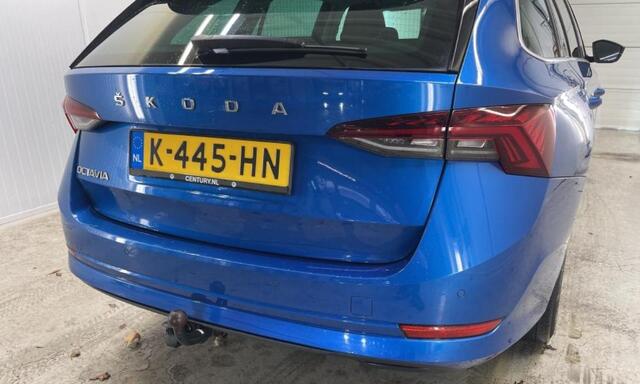 Skoda OCTAVIA Combi 1.5 TSI 150 pk First Edition Trekhaak Navi Led Matrix Stoelverwarming Adaptieve Cruise ACC Carplay PDC v+a Chroom Rails Extra Getint Glas NL Auto
