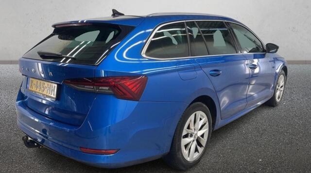 Skoda OCTAVIA Combi 1.5 TSI 150 pk First Edition Trekhaak Navi Led Matrix Stoelverwarming Adaptieve Cruise ACC Carplay PDC v+a Chroom Rails Extra Getint Glas NL Auto