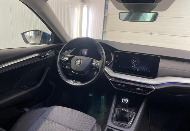 Skoda OCTAVIA Combi 1.5 TSI 150 pk First Edition Trekhaak Navi Led Matrix Stoelverwarming Adaptieve Cruise ACC Carplay PDC v+a Chroom Rails Extra Getint Glas NL Auto