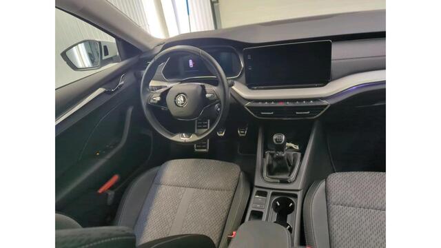 Skoda OCTAVIA Combi 1.0 TSI Business Edition Plus Panoramadak - Blindspot detectie - Adaptieve Cr.control - Led matrix koplampen