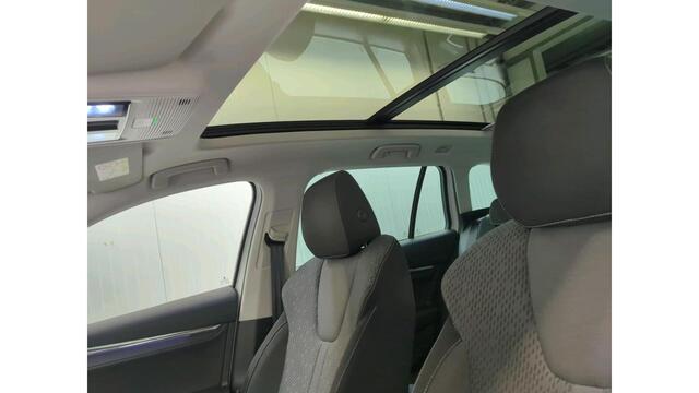 Skoda OCTAVIA Combi 1.0 TSI Business Edition Plus Panoramadak - Blindspot detectie - Adaptieve Cr.control - Led matrix koplampen