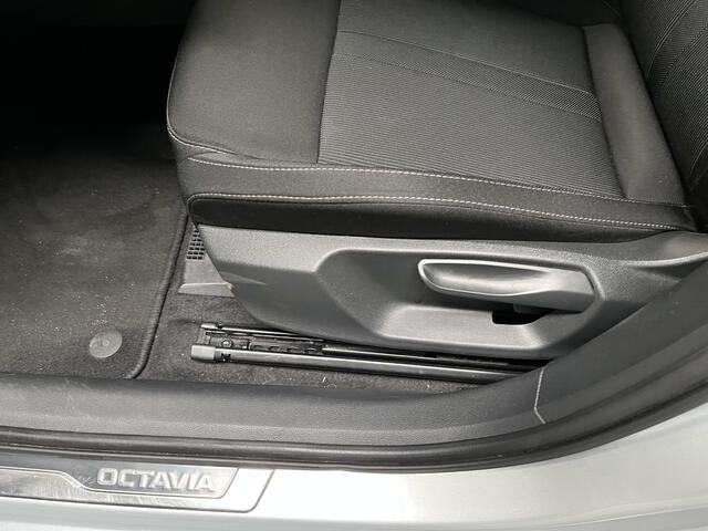 Skoda OCTAVIA Combi 1.0 e-TSI Sport Business / AUTOMAAT/ PARK.SENSOREN V+A/ KEYLESS/ SMARTLINK/ CRUISE CONTROL/ NAVI/ LANE-ASSIST/ RIJ-MODI/ DIGITAL DASH/ CLIMA/ DAB/ ISOFIX/ 17'' LMV