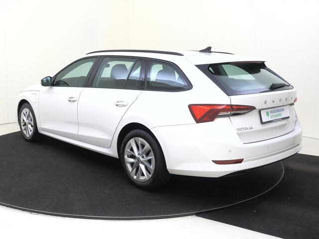 Skoda OCTAVIA Combi 1.4 TSI iV PHEV Business Edition | SoH 100% | Navigatie | Cruise control | Keyless | CarPlay | Parkeersensoren achter | Draadloze telefoonlader | Elektrisch inklapbare buitenspiegels |