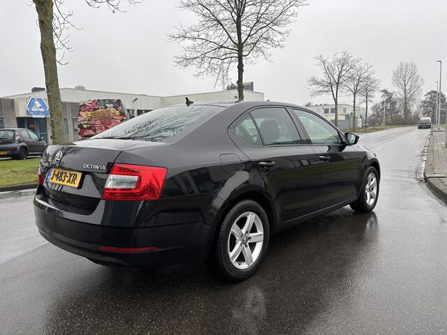 Skoda OCTAVIA 1.0 TSI Greentech Style Business Automaat DSG 116 PK. Prachtige en als nieuw rijdende auto !!!