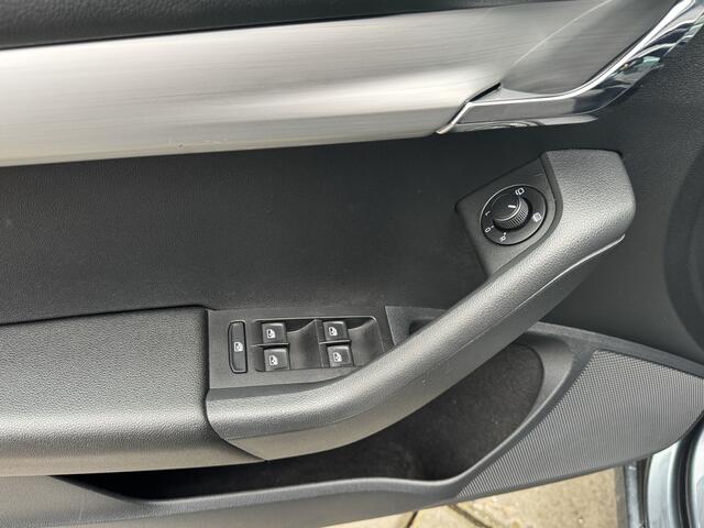 Skoda OCTAVIA Combi 1.5 TSI 150pk DSG Sport Business Panoramadak Stoelverwarming Voorruitverwarming navigatie Apple Carplay