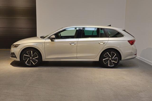 Skoda OCTAVIA Combi 1.4 TSI iV PHEV Business Edition Stoelverwarming voor en achter - Stuurverwarming - Apple Carplay/Android Auto - Dodehoekdetectie - Adaptive Cruise - Trekhaak - Virtual Cockpit -