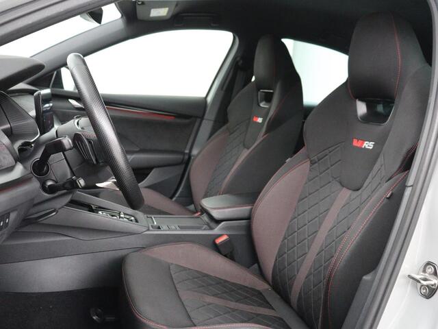 Skoda OCTAVIA 1.4 TSI RS iV PHEV Business | Stoelverwarming | Adaptive cruise | Side Assist | Camera | Alcantara | Matrix LED | Carplay | Sfeerverlichting | Navigatie |