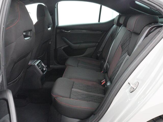 Skoda OCTAVIA 1.4 TSI RS iV PHEV Business | Stoelverwarming | Adaptive cruise | Side Assist | Camera | Alcantara | Matrix LED | Carplay | Sfeerverlichting | Navigatie |