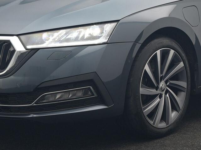 Skoda OCTAVIA Combi 1.4 TSI Sportline Business Plug In Hybrid 204pk Dealer O.H PHEV | Panodak | Adaptive Cruise | Lederen Sportstoelen Massage & Memory | Head Up | Virtual | Camera & Parkassist | 18"L.M | Keyless |