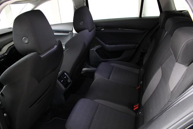 Skoda OCTAVIA Combi 1.0 e-TSI Business Edition Navigatie | Trekhaak | El. achterklep | Cruise Control | Camera