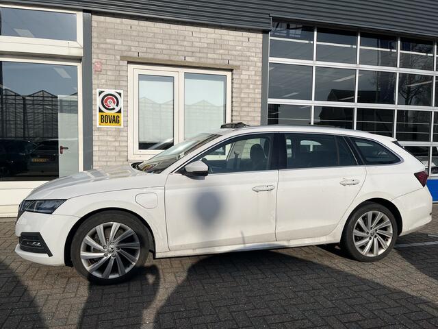 Skoda OCTAVIA Combi 1.4 TSI iV PHEV Life / AUTOMAAT/ PANO/ MEMORY SEAT/ HEAD-UP/ ACC/ DODEHOEK/ PARK.SENSOR.V+A/ STOELVERWARMING/ SMARTLINK/ KEYLESS/ RIJ-MODI/ NAVI/ DAB/ CLIMA/ 18'' LMV