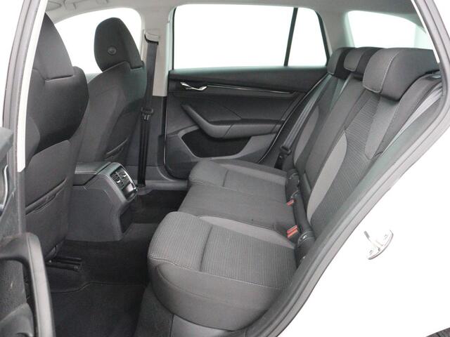 Skoda OCTAVIA 1.0 e-TSI Business Edition | Trekhaak | Carplay | Navigatie | Full LED | Parkeerhulp | Cruise control | Digital Cockpit | Climate control | Getint glas