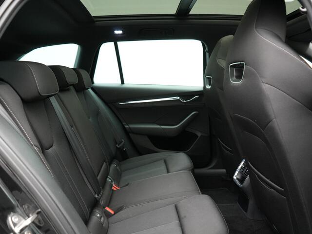 Skoda OCTAVIA Combi 1.4 TSI iV Sportline Business Plug In Hybrid 204pk Dealer O.H. PHEV | Panodak | Sportstoelen Memory & Verwarmd | Matrix LED | Sfeerverlichting | Apple Carplay | Keyless | Blis | Cruise Control | Navigatie | DAB |