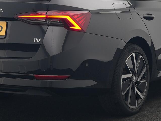 Skoda OCTAVIA Combi 1.4 TSI iV Sportline Business Plug In Hybrid 204pk Dealer O.H. PHEV | Panodak | Sportstoelen Memory & Verwarmd | Matrix LED | Sfeerverlichting | Apple Carplay | Keyless | Blis | Cruise Control | Navigatie | DAB |