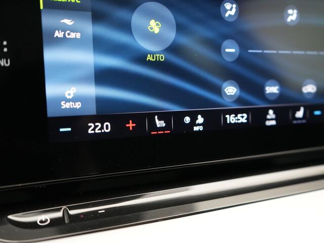 Skoda OCTAVIA Combi 1.4 TSI iV Sportline Business Plug In Hybrid 204pk Dealer O.H. PHEV | Panodak | Sportstoelen Memory & Verwarmd | Matrix LED | Sfeerverlichting | Apple Carplay | Keyless | Blis | Cruise Control | Navigatie | DAB |