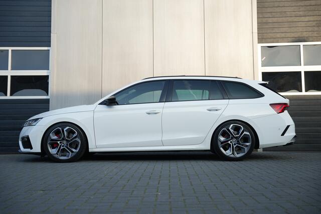 Skoda OCTAVIA Combi 2.0 TSI 245 pk RS Matrix-Led/ Pano-Dak/ Kuipstoelen/ Adapt.Cruise/ Adapt. Onderstel/ Carplay/ Keyless/ Camera/ 19''LMV