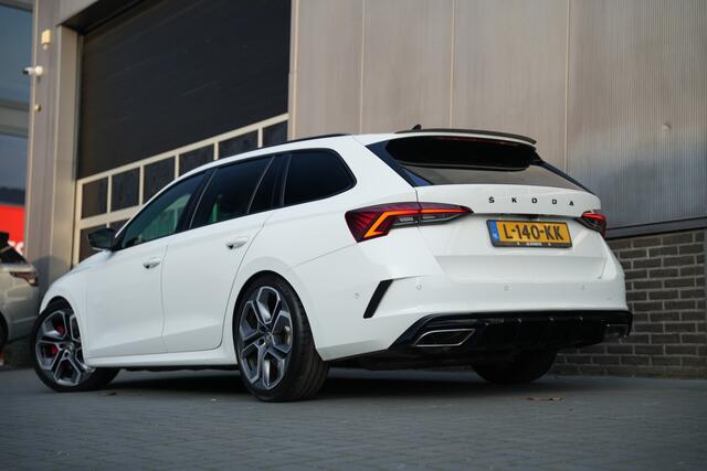 Skoda OCTAVIA Combi 2.0 TSI 245 pk RS Matrix-Led/ Pano-Dak/ Kuipstoelen/ Adapt.Cruise/ Adapt. Onderstel/ Carplay/ Keyless/ Camera/ 19''LMV