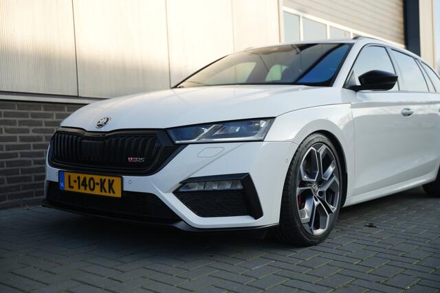 Skoda OCTAVIA Combi 2.0 TSI 245 pk RS Matrix-Led/ Pano-Dak/ Kuipstoelen/ Adapt.Cruise/ Adapt. Onderstel/ Carplay/ Keyless/ Camera/ 19''LMV