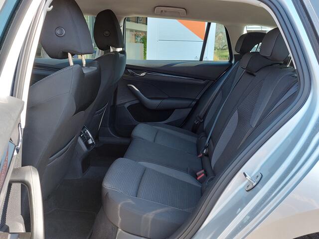 Skoda OCTAVIA Combi 1.5 e-TSI 150pk Automaat Business Edition | Navi | Apple Carplay+Android Auto | Clima | Cruise | Led Koplampen | Keyless Entry | Pdc V+A | Rijstrook+Licht+Regensensor | Trekhaak | 16''lm