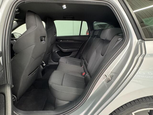 Skoda OCTAVIA Combi 1.5 e-TSI Sport Business | Navigatie | Parkeersensoren | All-Season Banden | Climate Control |