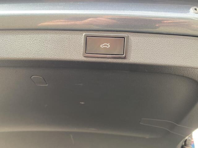 Skoda OCTAVIA Combi 1.0 e-TSI Ambition / Automaat / Adaptieve Cruise-Control / Head-Up Display / Stuur-/Stoelverwarming / Trekhaak / LED / Keyless / Elektr.-Achterklep / Draadloze-Telefoonlader / Apple-Carplay & Android-Auto / Climate-Control / DAB Radio-Bluetooth / Na