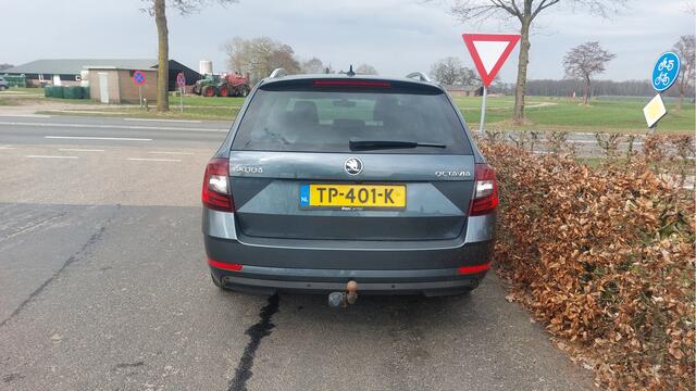 Skoda OCTAVIA Combi 1.0 TSI Greentech Style Business CLIMA/NAVI/DSG BJ 2018