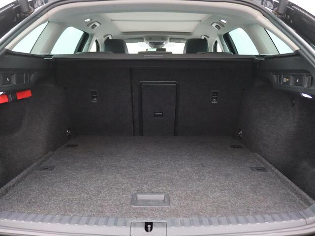 Skoda OCTAVIA Combi 1.5 TSI First Edition 150PK DSG Pano-Schuifdak, Trekhaak, Head-Up Display, 18" LM Velgen, Side Assist, Elektr. Achterklep, Stoelverwarming, Navi