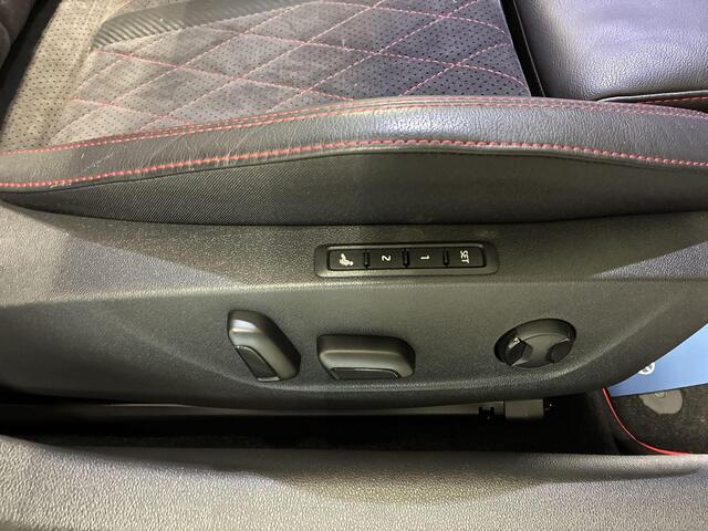 Skoda OCTAVIA Combi 1.4 TSI 245pk DSG RS iV PHEV Business · Panoramadak · CANTON Audio 3 Elek. Voorstoelen · Camera · Head-Up · Dodehoek Detectie · 19'' Inch ·