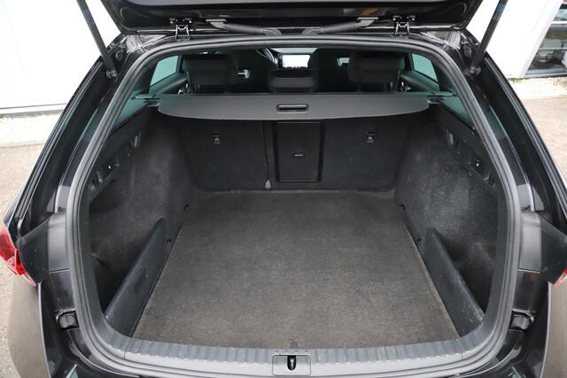 Skoda OCTAVIA Combi 1.0 e-TSI Sport Business Automaat Sportstoelen 16 inch LMV Navigatie Clima Adaptive Cruise Sfeerverlichting Carplay Android PDC