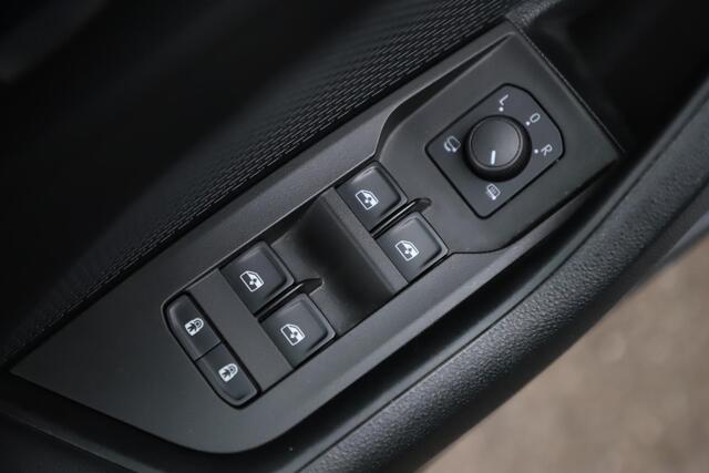 Skoda OCTAVIA Combi 1.0 e-TSI Sport Business Automaat Sportstoelen 16 inch LMV Navigatie Clima Adaptive Cruise Sfeerverlichting Carplay Android PDC