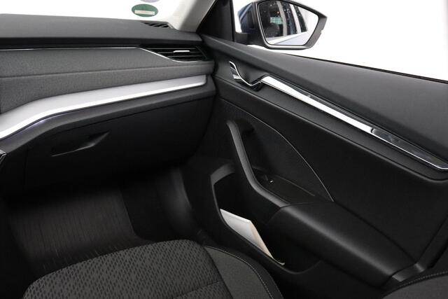 Skoda OCTAVIA Combi 1.5 TSI 150pk First Edition | Panoramadak | Trekhaak | Stoelverwarming |