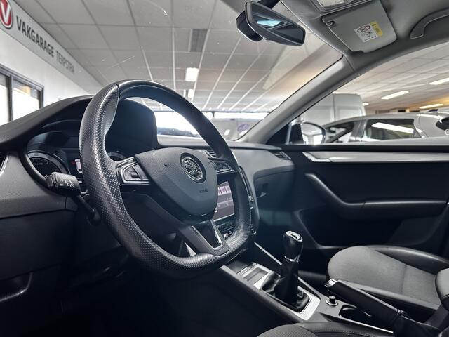 Skoda OCTAVIA Combi 1.0 TSI Greentech Business Edition/ Trekhaak/ Half-Leder/ 16'' LMV/ Extra getint glas/ Stoelverw./ Apple + Android/ Navi/ DAB+/ Clima/ Cruise/ Bluetooth/ Multi. Sportstuur/ Mistl./ PDC/ Chroom.