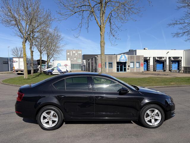Skoda OCTAVIA 1.0 TSI Greentech Style Business DSG 115 PK. Prachtige en als nieuw rijdende auto !!!