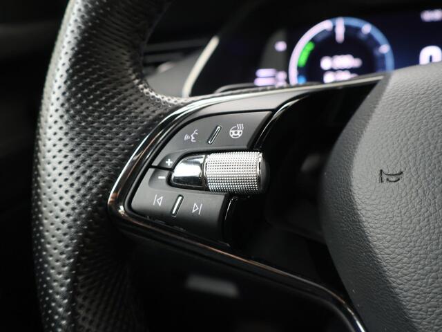 Skoda OCTAVIA Combi 1.4 TSI iV PHEV Sportline Business | 204 PK | SoH 97% | Automaat | Climate control | Stoelverwarming | 19" LM velgen |