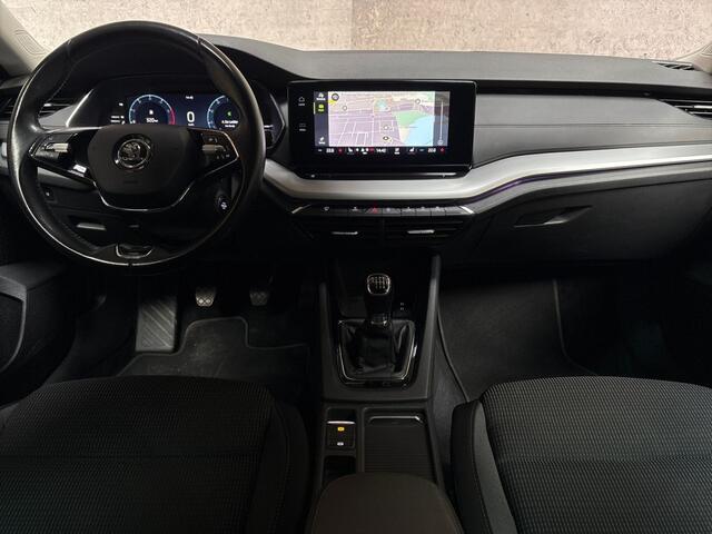 Skoda OCTAVIA Combi 1.5 TSI First Edition 150Pk (VIRTUAL COCKPIT, BLACK PACK, APPLE CARPLAY, GROOT NAVI, CAMERA, SPORTSTOELEN, GETINT GLAS, LED KOPLAMPEN, PARKEERSENSOREN, NIEUWE APK, NIEUWSTAAT)