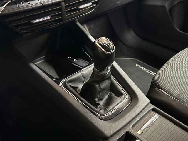 Skoda OCTAVIA Combi 1.5 TSI First Edition 150Pk (VIRTUAL COCKPIT, BLACK PACK, APPLE CARPLAY, GROOT NAVI, CAMERA, SPORTSTOELEN, GETINT GLAS, LED KOPLAMPEN, PARKEERSENSOREN, NIEUWE APK, NIEUWSTAAT)