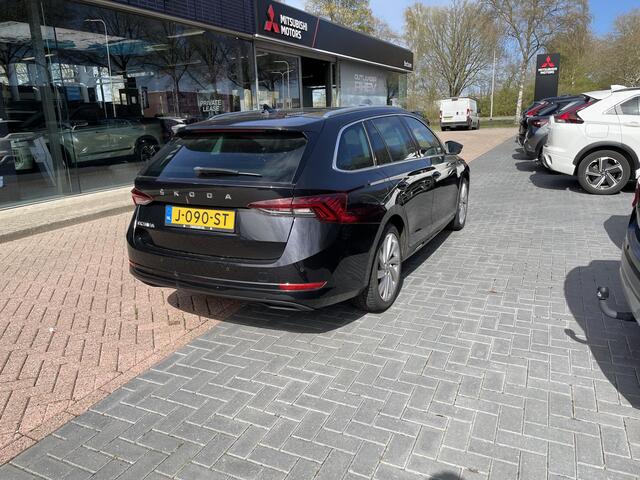 Skoda OCTAVIA Combi 1.5 TSI First Edition 150PK | Panoramadak | Dodehoekdetectie | Head-Up | Carplay/Android | Adaptieve Cruise Control | Elek. trekhaak