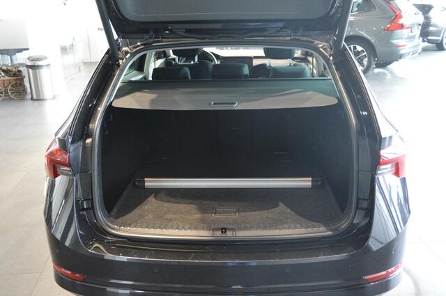 Skoda OCTAVIA Combi 2.0 TDI Style navi keyless camera trekhaak 18 inch !!