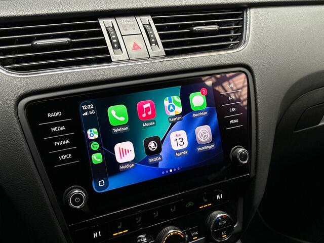 Skoda OCTAVIA Combi 1.5 TSI Greentech Sport 150Pk Automaat (APPLE CARPLAY, GROOT NAVI, CLIMATE, STOELVERWARMING, SPORTSTOELEN, CRUISE, PARKEERSENSOREN, NIEUWE APK, NIEUWSTAAT)