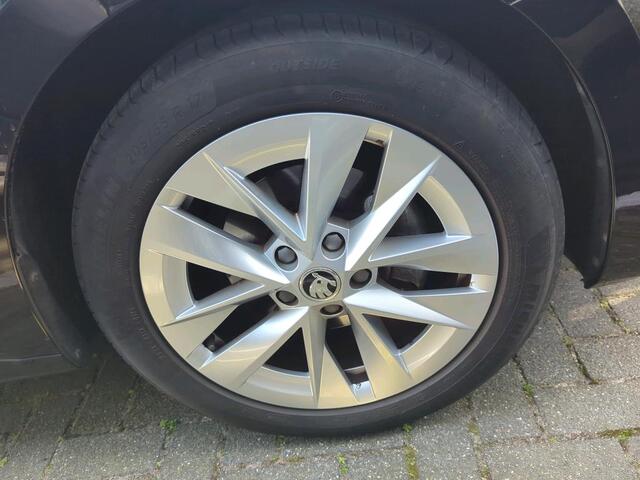 Skoda OCTAVIA Combi 1.0 TSI Business Edition / Navigatie / App connect / Elektrische achterklep / Parkeersensoren V+A /