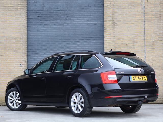 Skoda OCTAVIA Combi 1.5 TSI Ambition Business Automaat | ACC | Camera | Trekhaak | Org. NL